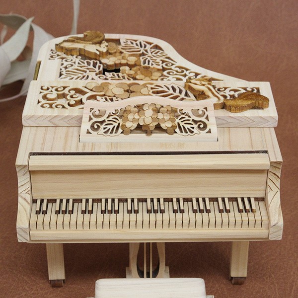 ひのきのアートピアノ　～ぶどう と りす～