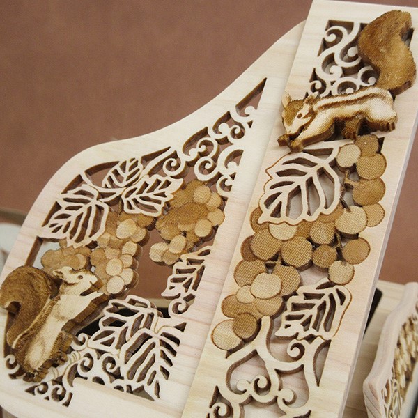 ひのきのアートピアノ　～ぶどう と りす～