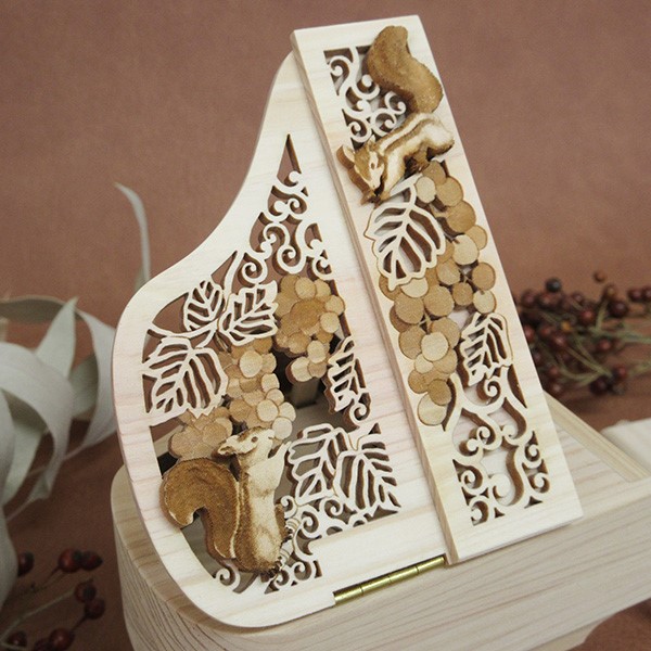 ひのきのアートピアノ　～ぶどう と りす～