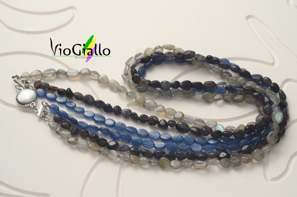 カイヤナイトの彩り三連セミロングネックレス