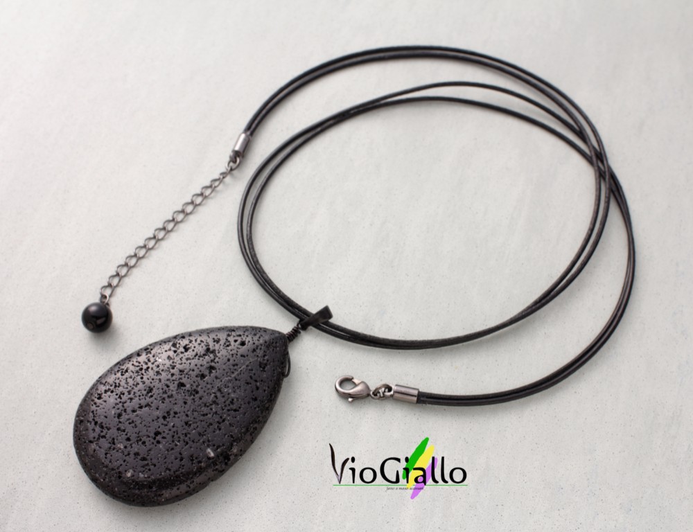 cn047 ラヴァーストーン（平ドロップ）の革紐ネックレス