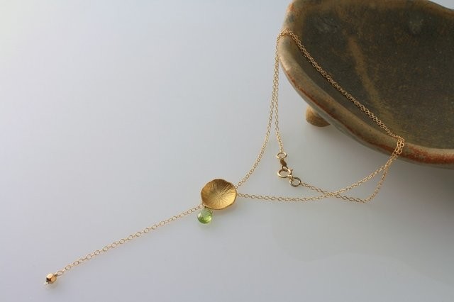 ペリドットとハスの葉のパーツのY字形ネックレス(14Kgf)