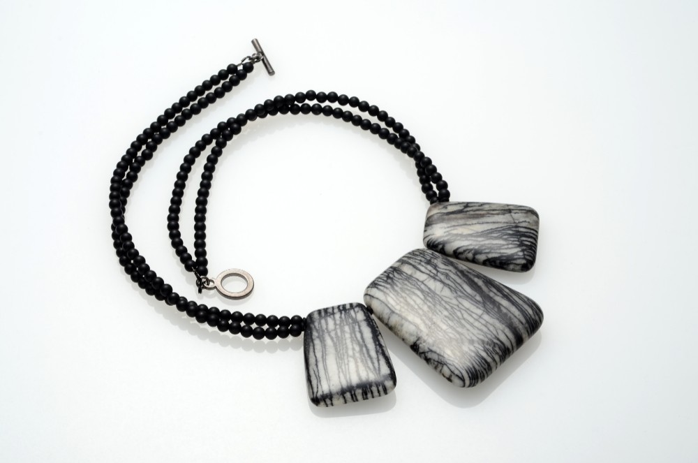 ゼブラジャスパー(台形)とフロストオニキスのネックレス