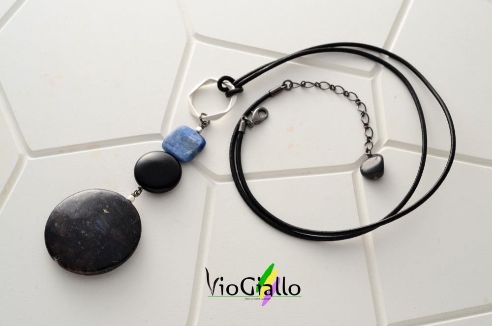 ブラックラブラドライト(コイン)とカイヤナイト(スクエア)の革紐ネックレス