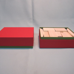 積み木（クリスマスカラーの化粧箱入り）とこまのセット 3枚目の画像