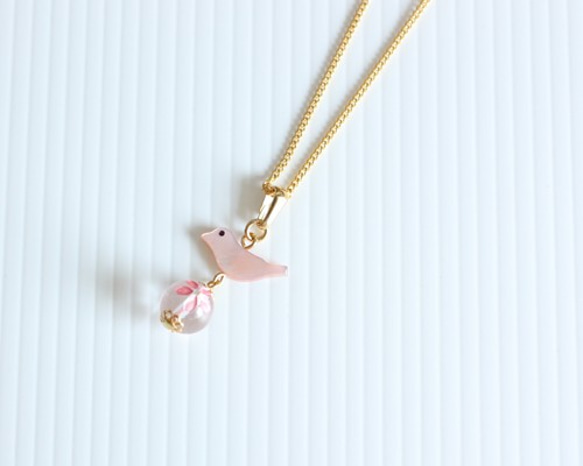 【さくら、咲く】 桜クリスタルとピンクシェルの小鳥ネックレス/n222 1枚目の画像