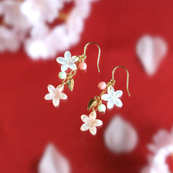【さくら、咲く】 ピンクとホワイトのシェル・桜2輪とリーフのピアス/p399 1枚目の画像