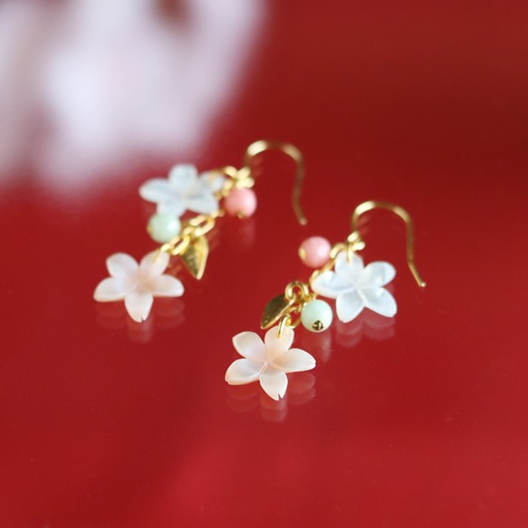 【さくら、咲く】 ピンクとホワイトのシェル・桜2輪とリーフのピアス/p399 3枚目の画像