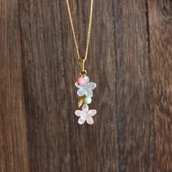 【さくら、咲く】ピンクシェルと白蝶貝の桜２輪のネックレス/n217 2枚目の画像