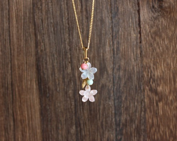 【さくら、咲く】ピンクシェルと白蝶貝の桜２輪のネックレス/n217 2枚目の画像