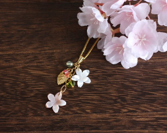 さくら、咲く】ピンクシェルと白蝶貝の桜2輪のネックレス/n223