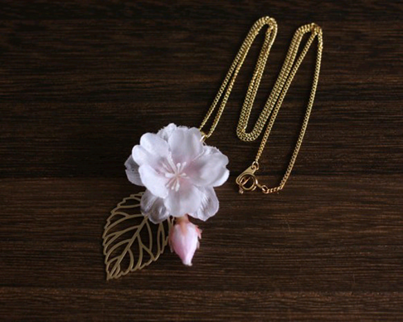 【さくら、咲く】満開の桜とつぼみとリーフのネックレス/n220 5枚目の画像