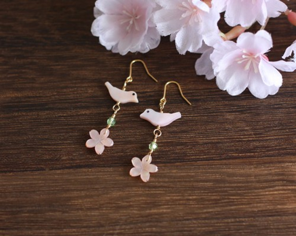 【さくら、咲く】 ピンクシェルの桜と小鳥とスワロのピアス/p424 1枚目の画像