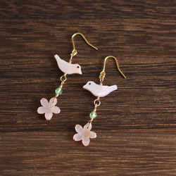 【さくら、咲く】 ピンクシェルの桜と小鳥とスワロのピアス/p424 4枚目の画像