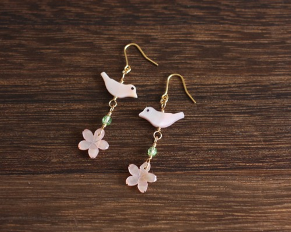 【さくら、咲く】 ピンクシェルの桜と小鳥とスワロのピアス/p424 4枚目の画像