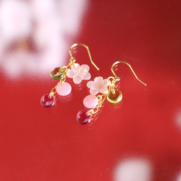 【さくら、咲く】 ピンクシェルの桜と春色ガラスのピアス/p697 4枚目の画像