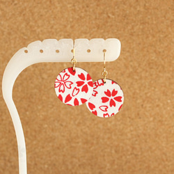 手染友禅和紙とウッドの丸ピアス・紅白の桜/p1167 2枚目の画像