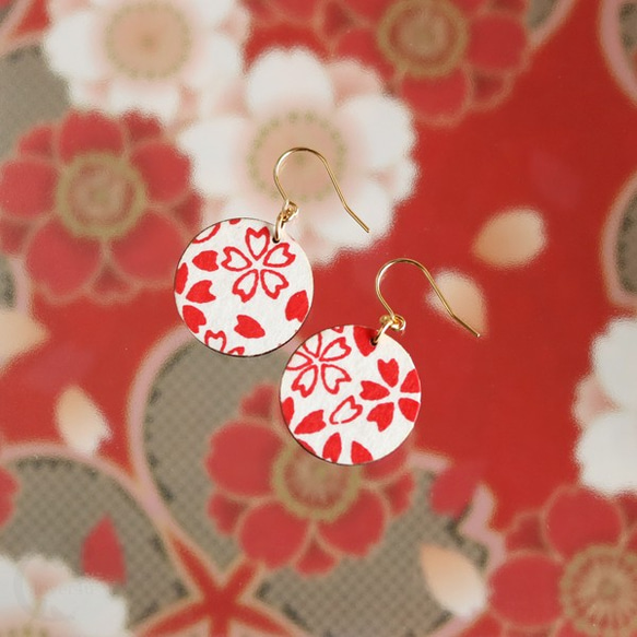 手染友禅和紙とウッドの丸ピアス・紅白の桜/p1167 3枚目の画像