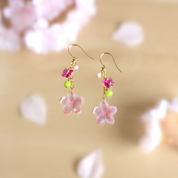 【さくら、咲く】 桜と蝶とヴィンテージビーズのピアス/p1188 1枚目の画像