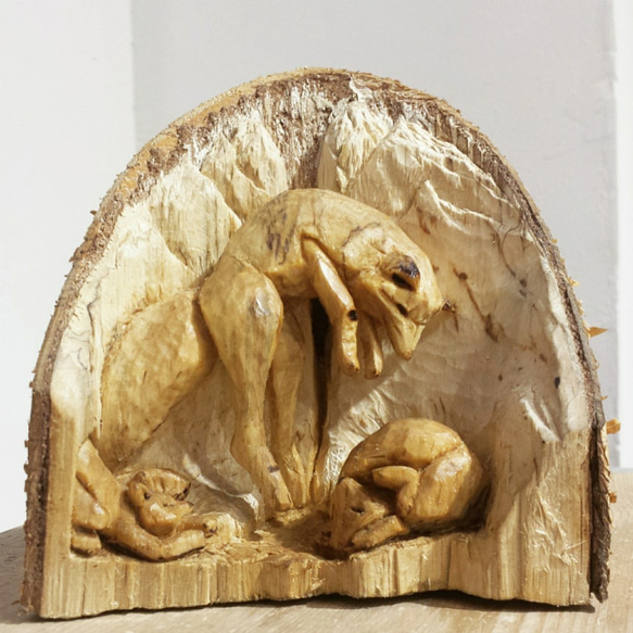 渓谷で遊んでいる木工のキツネ 立体・オブジェ woodworkshop木工雕民