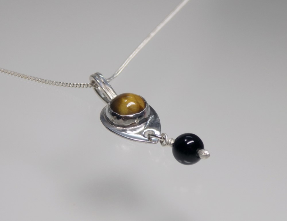 ～寅年に～　　ブラックオニキスとタイガーアイの彫金ペンダント
