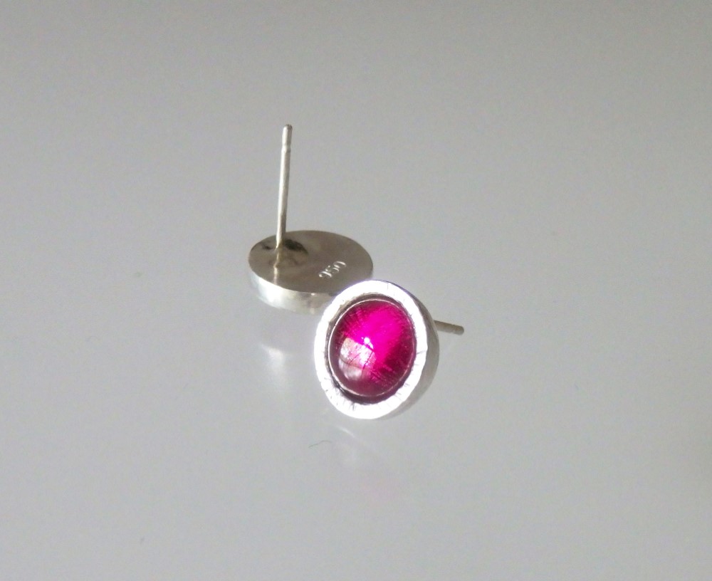 ラボメイドルビー　　彫金スタッドピアス