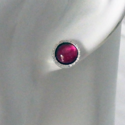 實驗室製成的紅寶石雕刻飾釘耳環 第3張的照片