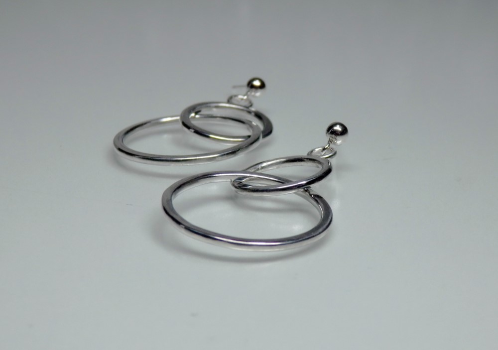 彫金ダブルサークルスタッドピアス