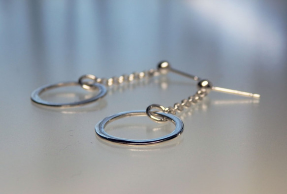 Silver Circle Dangling Stud Earrings 1枚目の画像