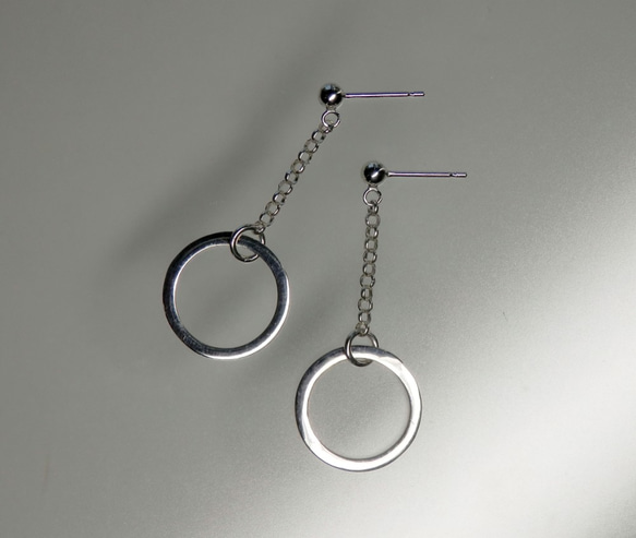 Silver Circle Dangling Stud Earrings 2枚目の画像