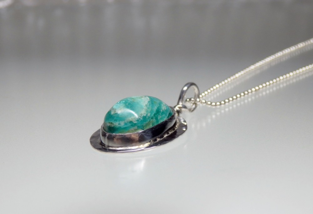 天然アマゾナイト　　彫金ペンダント　３