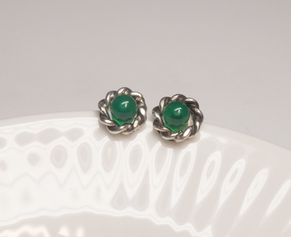 グリーンオニキス　彫金フラワースタッドピアス
