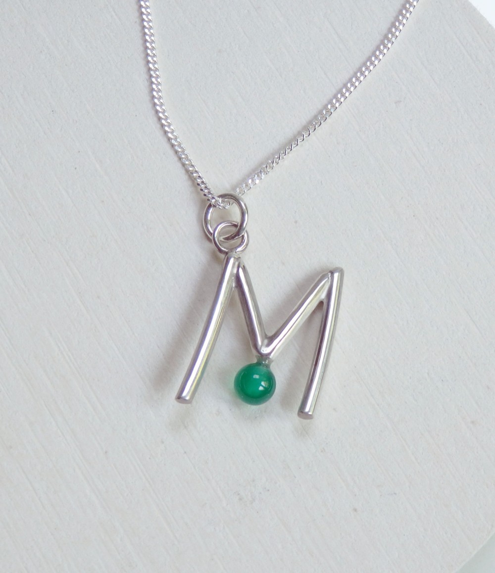 グリーンオニキスの彫金イニシャルペンダント 　- M -