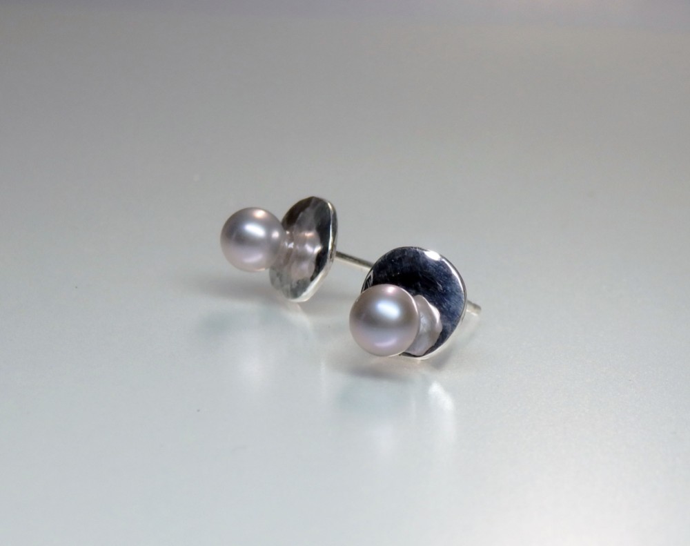 シルバーパールの彫金スタッドピアス