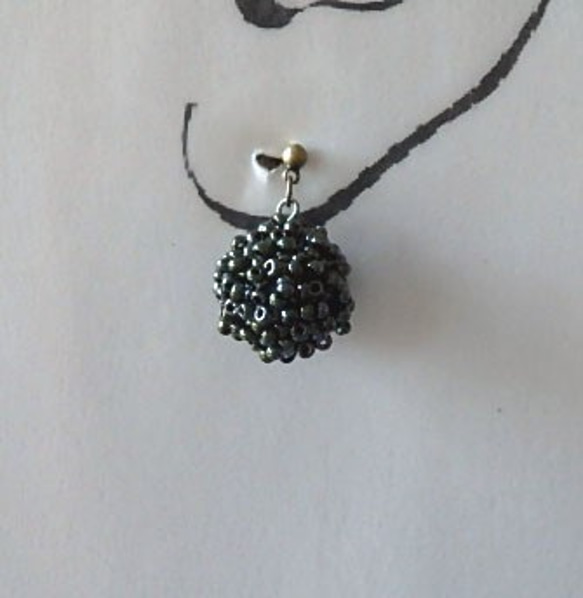 時尚的黑玉蟲玻璃珠耳環 第4張的照片