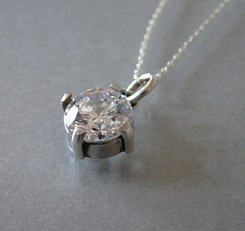 スワロフスキージルコニアの一粒彫金ペンダント