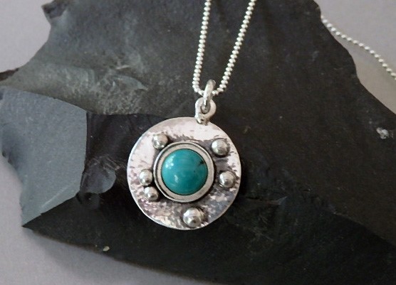 天然ターコイズ　サークルとドット彫金ペンダント