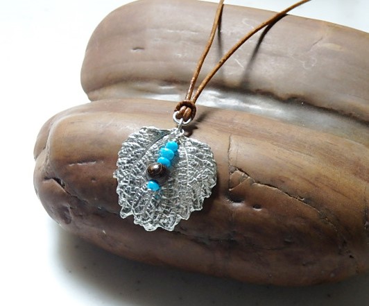 ターコイズとリーフの彫金ペンダント