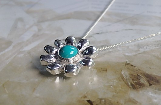 天然ターコイズ　彫金フラワーペンダント