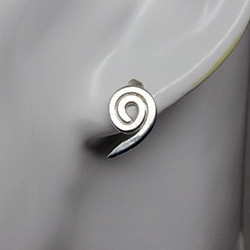 Uzumaki圖案雕刻耳釘 第3張的照片