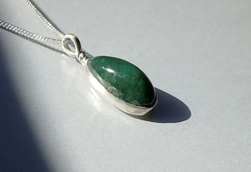 グリーンジャスパーの彫金ペンダント