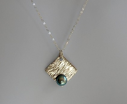 淡水染めパールの彫金ペンダント