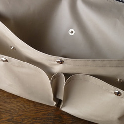 軽量 防水  新色 デイリーバッグ よくばりポケット コーティングベージュ 6枚目の画像
