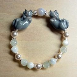 “邀請狀”灰色的貓，白色和珍珠手鍊貓 第3張的照片