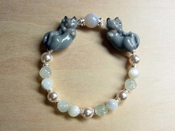 “邀請狀”灰色的貓，白色和珍珠手鍊貓 第3張的照片