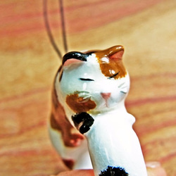 スマホ用猫リング型ストラップ『ニャトラップ』超硬　三毛カラー 3枚目の画像