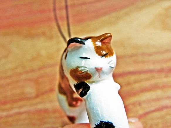 スマホ用猫リング型ストラップ『ニャトラップ』超硬　三毛カラー 3枚目の画像