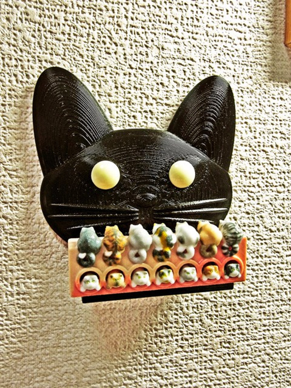 秘密結社ニョッカー首領室　壁掛け猫スマホスタンド＆無電源スピーカー 2枚目の画像