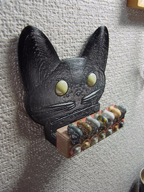 秘密結社ニョッカー首領室　壁掛け猫スマホスタンド＆無電源スピーカー 3枚目の画像