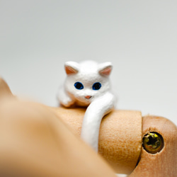 受注製作　猫リング　サイドワインニャー 白猫 1枚目の画像